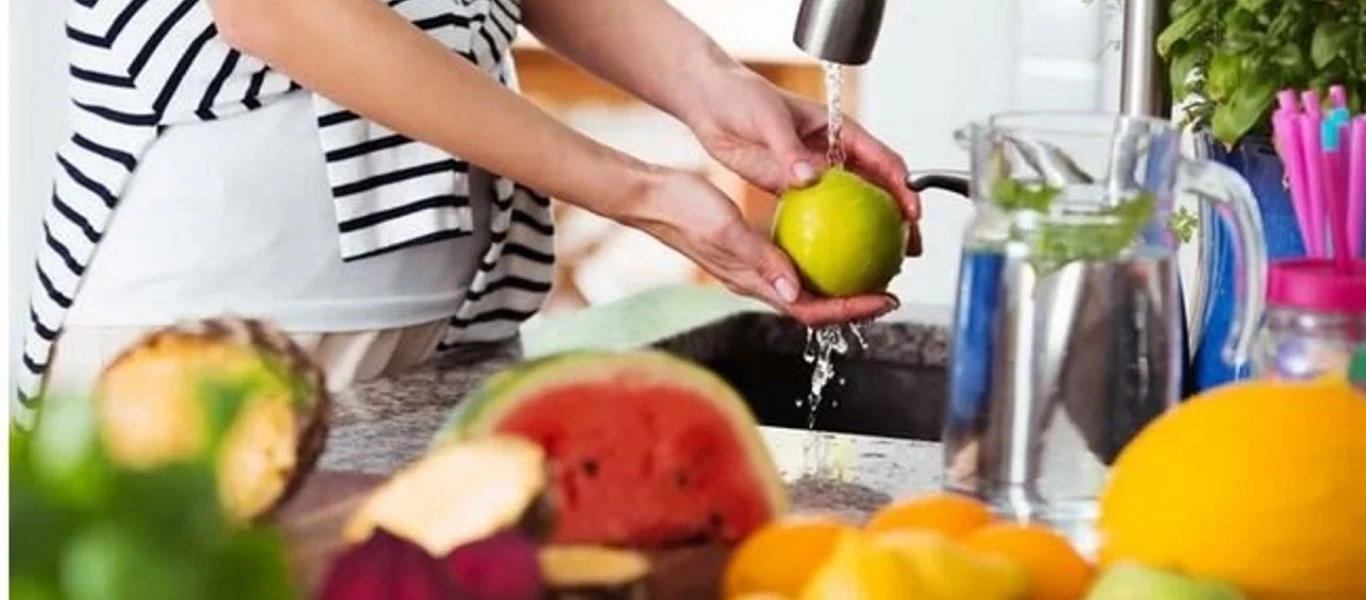 Τελικά ο κορωνοϊός μπορεί να μεταδοθεί μέσω των τροφίμων και του νερού; - Ελληνίδα μικροβιολόγος απαντά